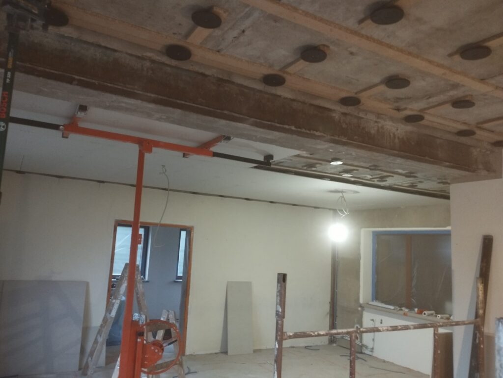 montaż sufitów podwieszanych, stelaży, adaptacja poddaszy